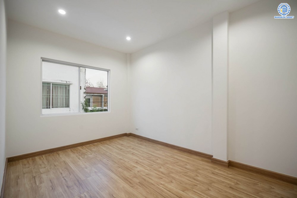 บ้านมือสองตกแต่งใหม่ โครงการ เดอะทรัสต์ทาวน์ ราชพฤกษ์-รัตนาธิเบศร์ จากแบรนด์ Q.House ทาวน์เฮ้าส์หลังใหญ่ ได้เนื้อที่กว่า 23.6 ตร.ว. ฟังก์ชัน 3 ห้องนอน 2 ห้องน้ำ 2 ที่จอดรถ ตั้งบนทำเลเชื่อมต่อใจกลางเมือง  ติดถนนราชพฤกษ์ ใกล้รถไฟฟ้าสายสีม่วง "สถานีบางรักน้อยท่าอิฐ"